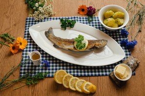 Déjeuner, dîner et souper servis sur place, restaurant en plein air 