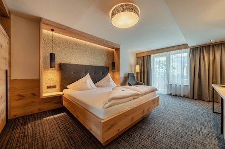 Ropa de cama hipoalergénica y caja de seguridad en la habitación . Kräuterhotel Hochzillertal