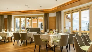 Petit déjeuner et déjeuner servis sur place, restauration en plein air