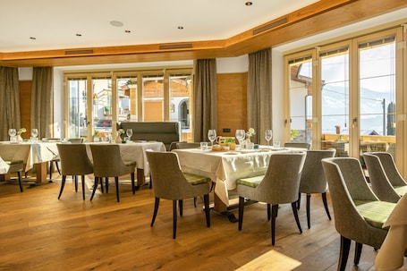 Se sirven desayunos y almuerzos, restaurante con mesas al aire libre . Kräuterhotel Hochzillertal