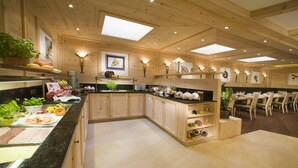 Un interior de madera con cocina y comedor, que incluye armarios de madera, encimeras de granito y una mesa de comedor preparada para seis personas.