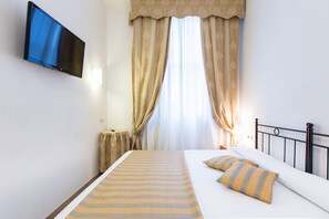 Triple Room | Down comforters, in-room safe, cribs/infant beds, rollaway beds - Hotel Agli Artisti (Venice)
