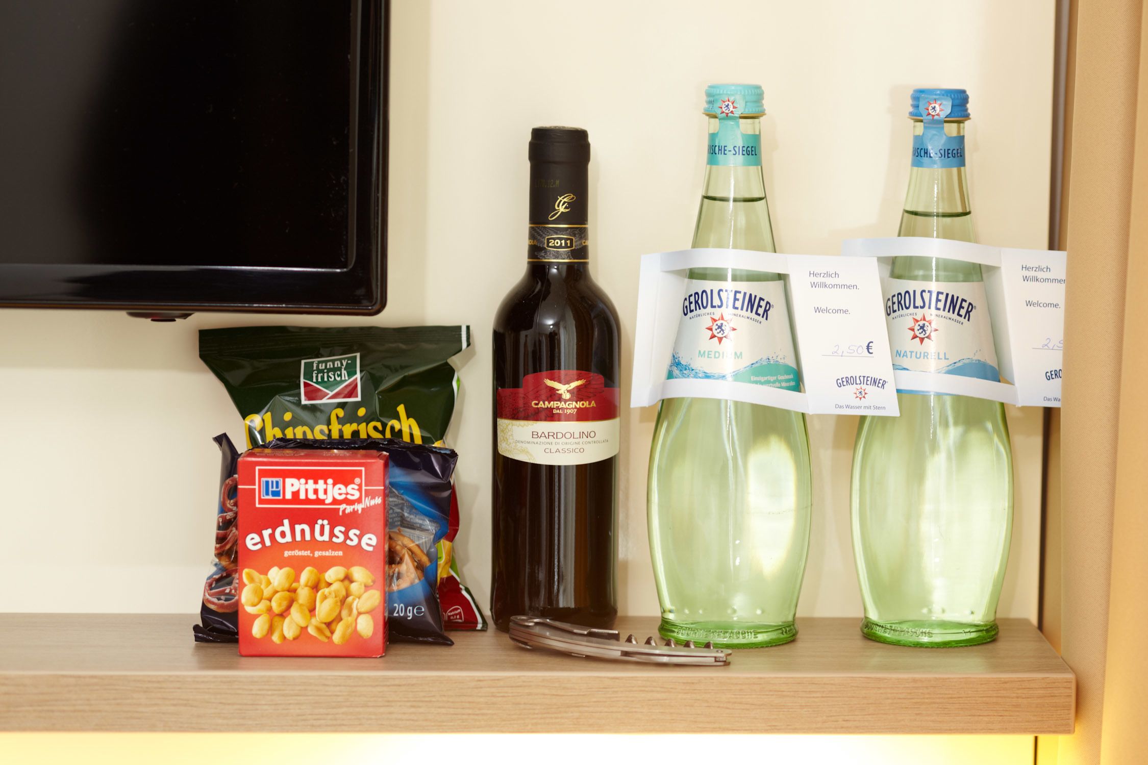 business single room | desk, soundproofing, free cots/infant beds, wifi