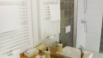 Dusche, Haartrockner, Handtücher