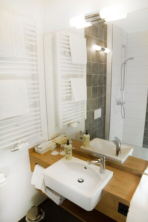 Douche, séchoir à cheveux, serviettes fournies