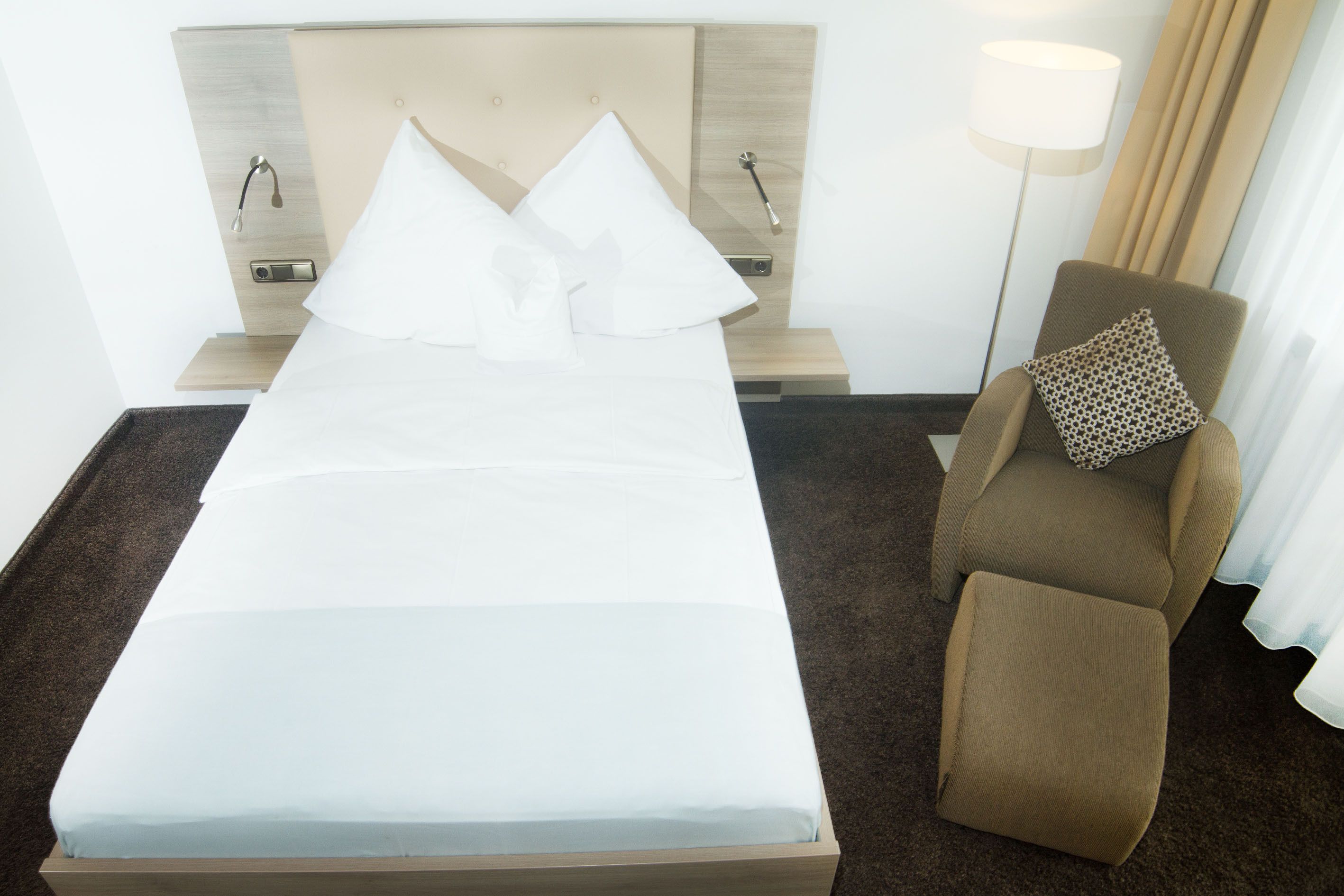 desk, soundproofing, free cots/infant beds, wifi