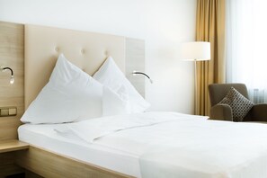 Bàn, phòng cách âm, nôi (giường cho trẻ sơ sinh) miễn phí 