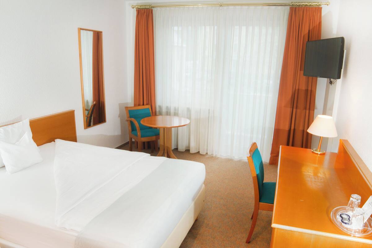Een bureau, geluiddichte muren, gratis babybedden, wifi (toeslag)