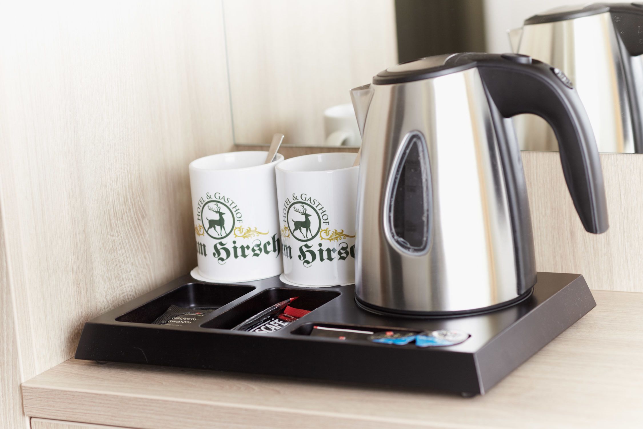 business single room | desk, soundproofing, free cots/infant beds, wifi