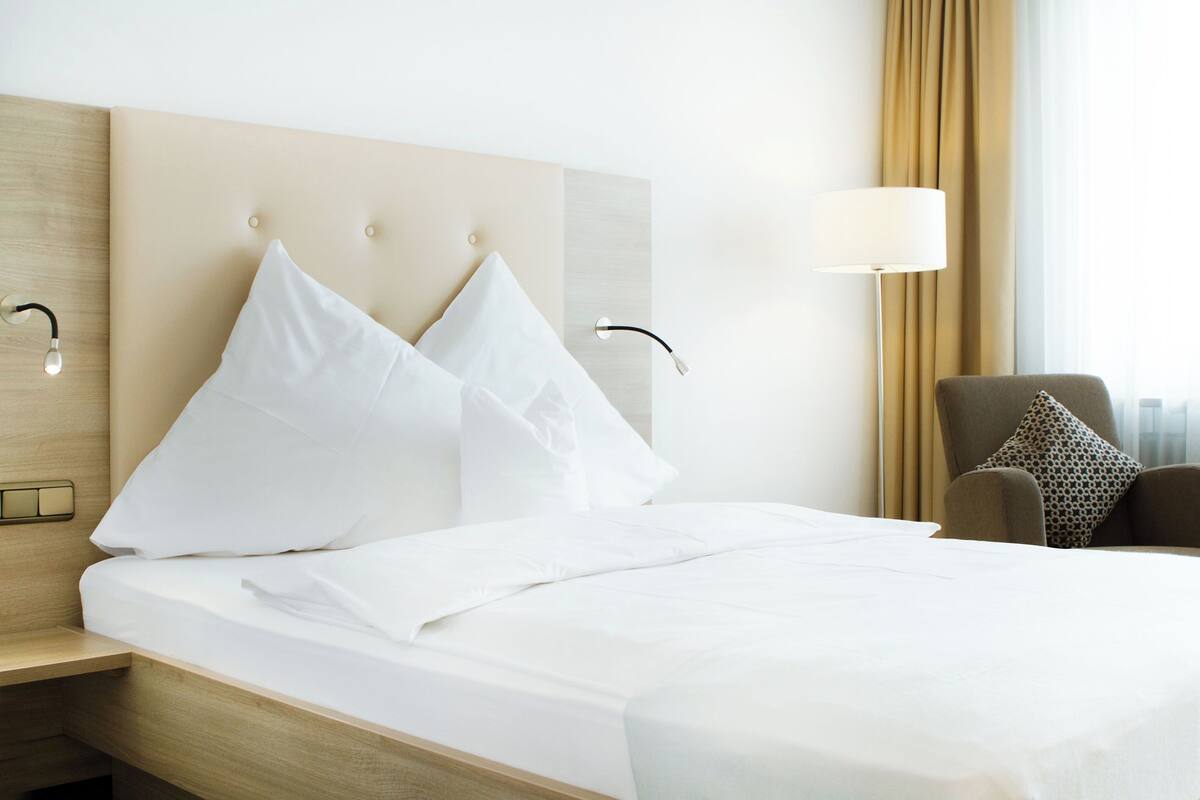 Een bureau, geluiddichte muren, gratis babybedden, wifi (toeslag)