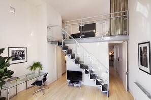 En 0-tommers LED-TV med digitale kanaler samt TV og MP3-dokkingstasjon