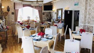 Desayuno continental (GBP 5.00 por persona)