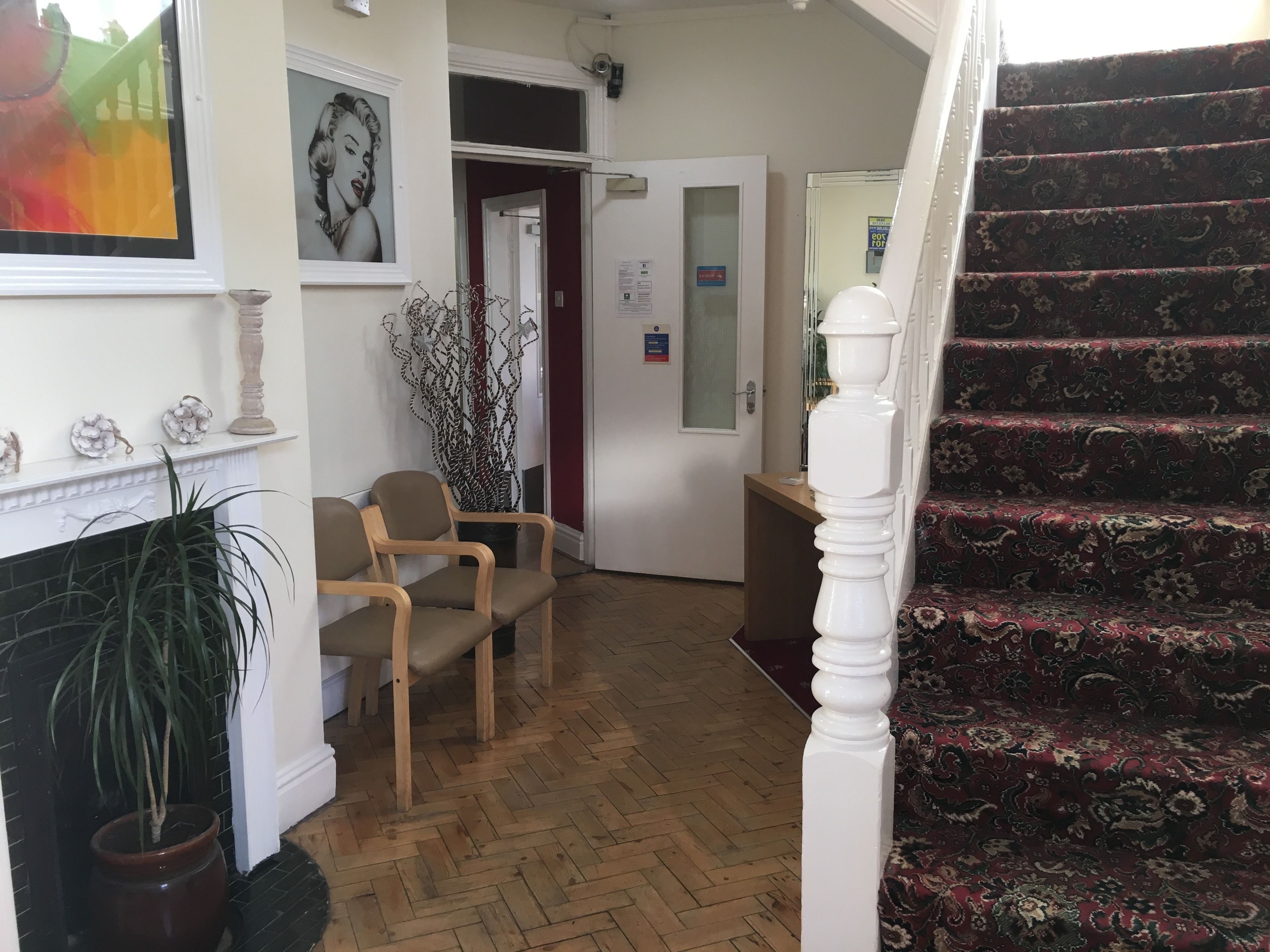 Foto - Castle Lodge Guest House 86-88 Sheil Rd L6 3AF