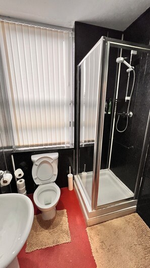 Kamar Quadruple Klasik | Kamar mandi | Shower, perlengkapan mandi gratis, pengering rambut, dan handuk