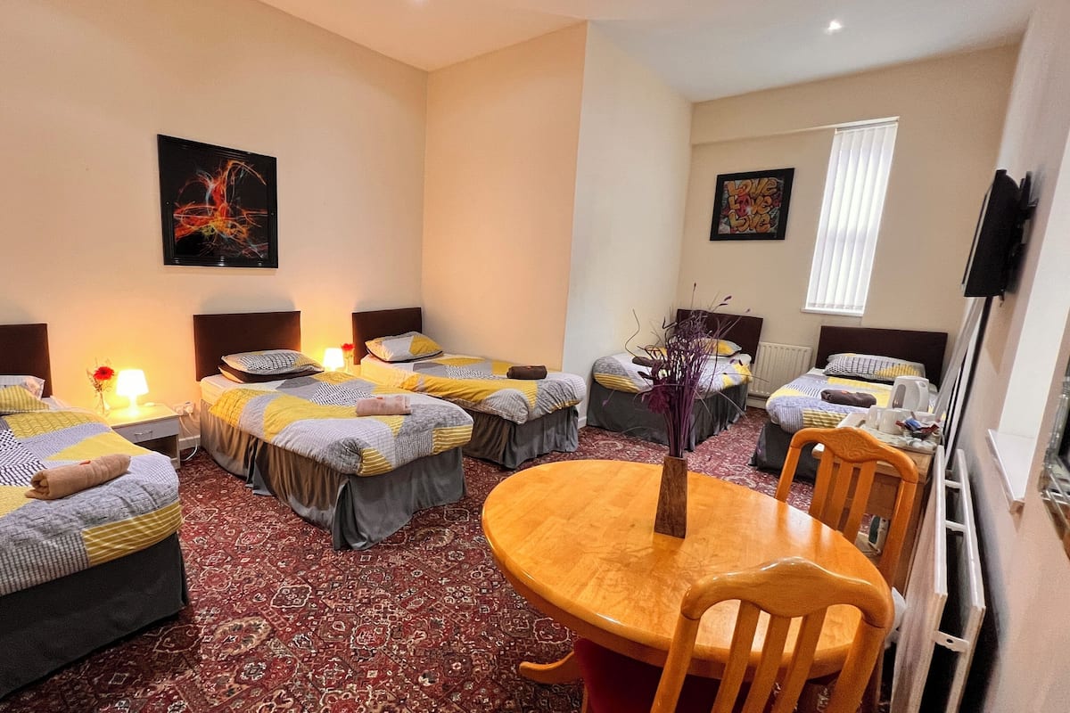 Familiekamer, privébadkamer (Sleeps 5) | Individueel gedecoreerd, een strijkplank/strijkijzer, gratis wifi
