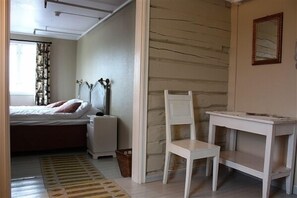 Traditional Double or Twin Room | Living area | Books - Rundhaug Gjestegård (Målselv)