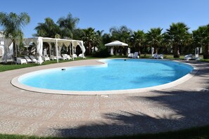 Outdoor pool - Hotel The Queen (Pastorano)
