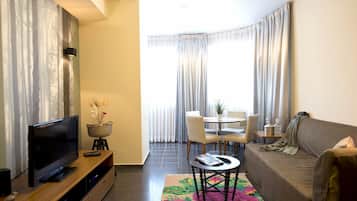 Deluxe Apartment | Living room | 39-inch flat-screen TV with cable channels, LCD TV, DVD player