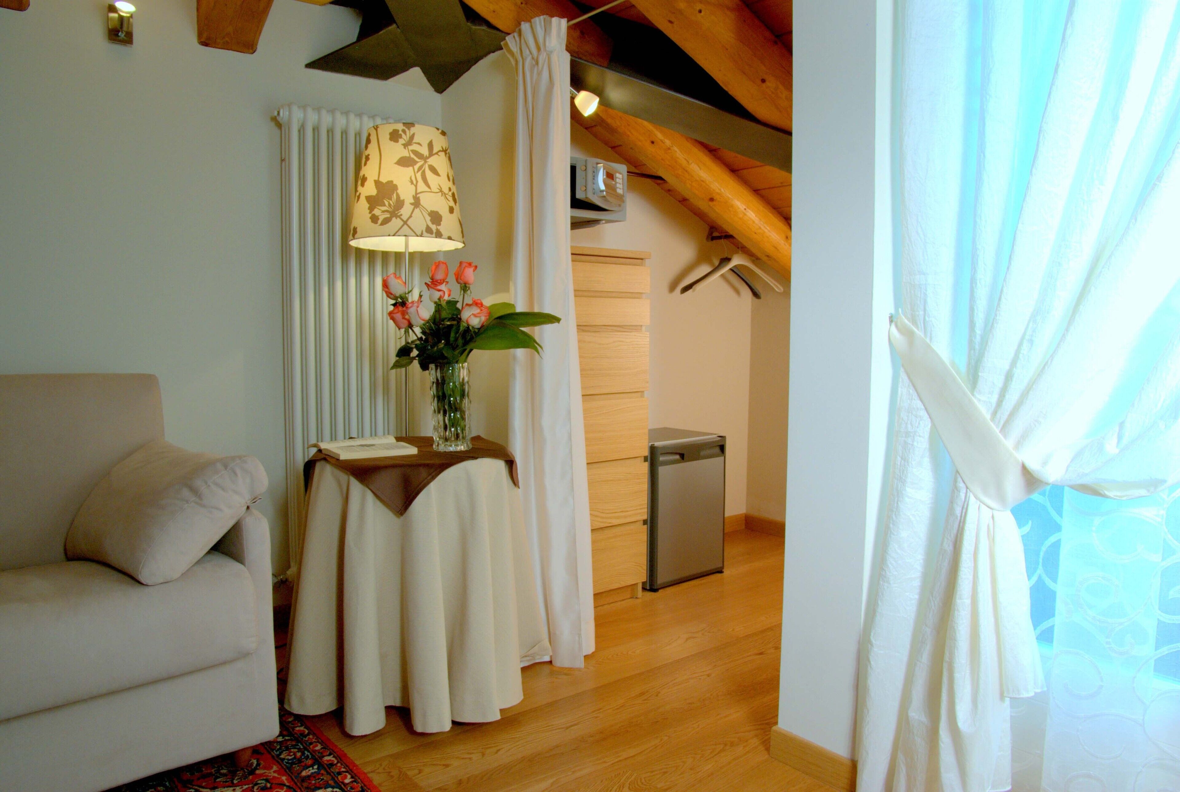 junior suite | minibar, in-room safe, individually decorated, individually furnished