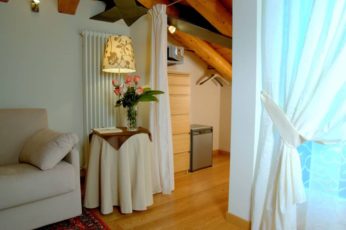 junior suite | minibar, in-room safe, individually decorated, individually furnished