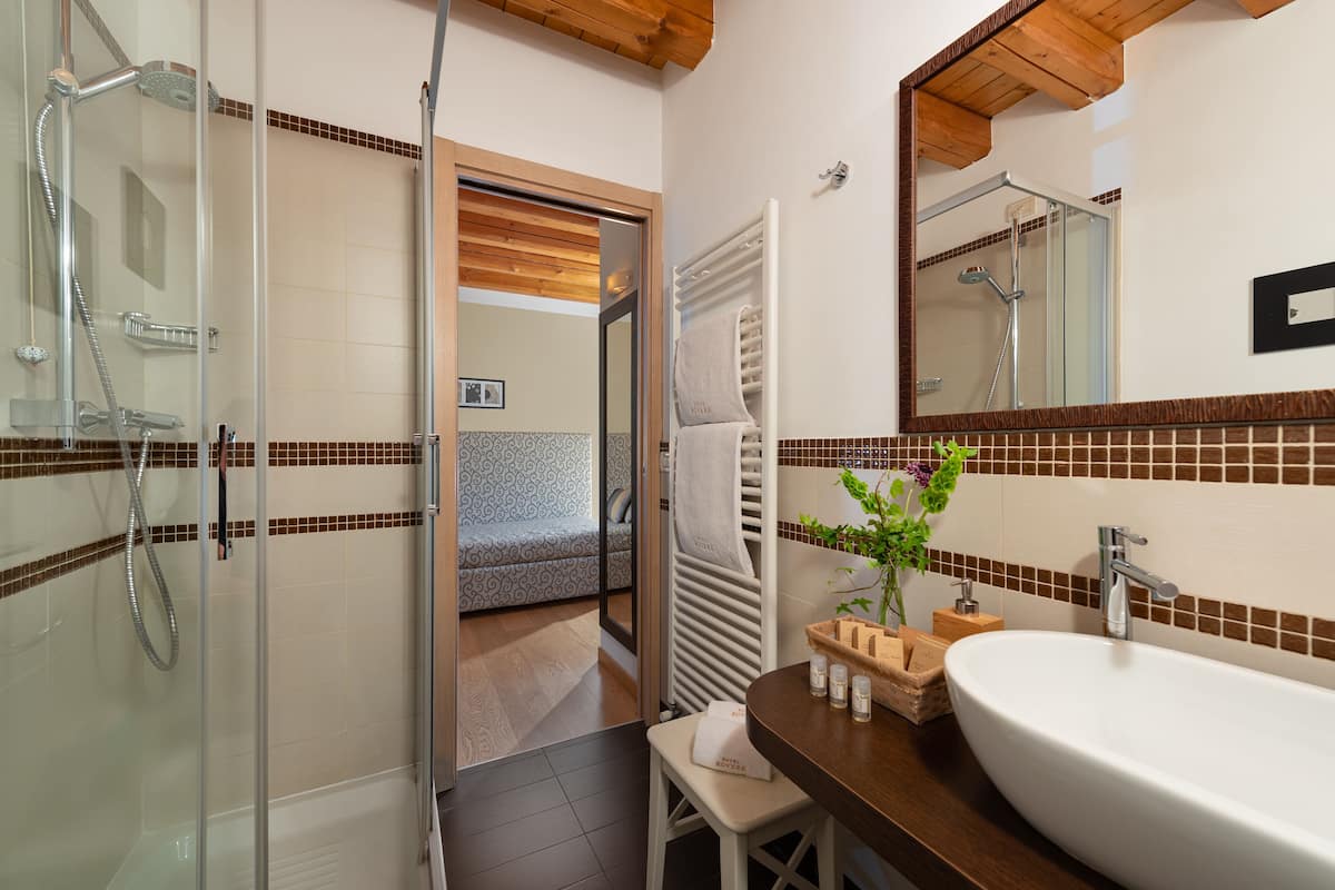triple room | bathroom | shower, free toiletries, hair dryer, bidet
