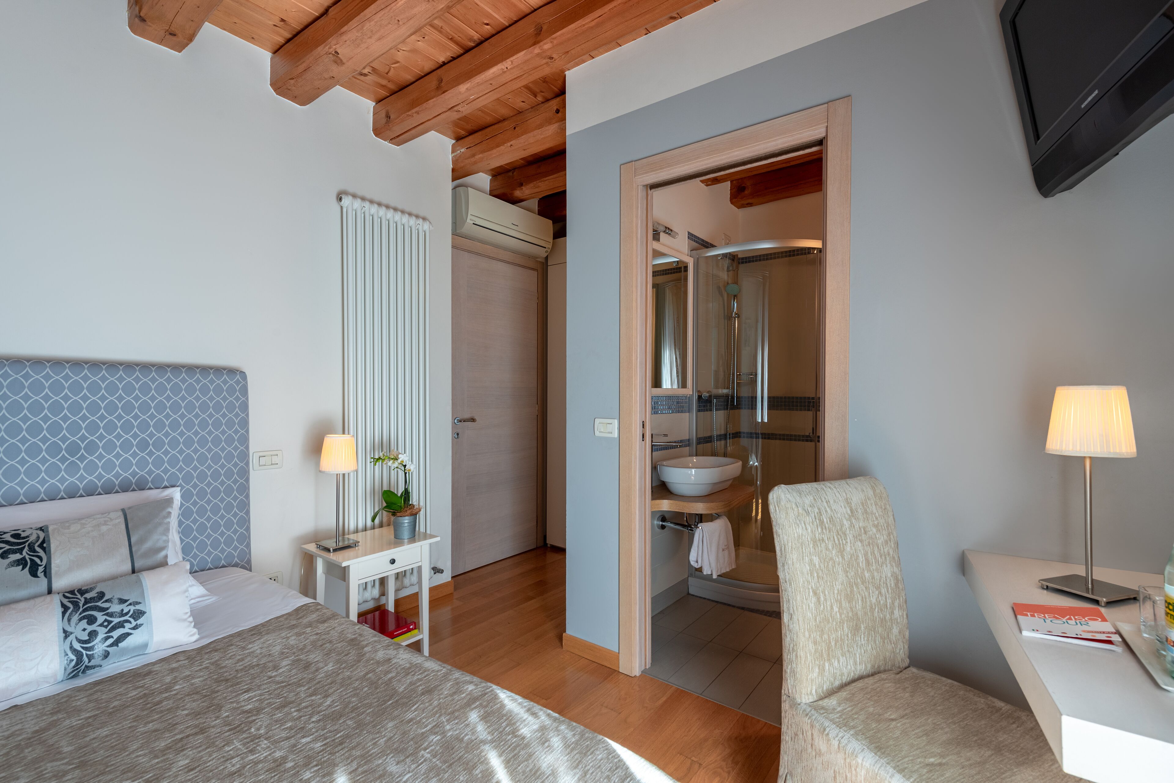 single room | minibar, in-room safe, individually decorated, individually furnished