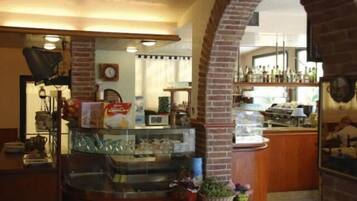 Servizio di colazione, pranzo e cena