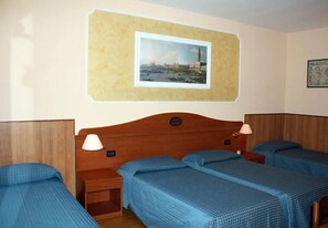 4 人部屋 | 防音設備、ベビーベッド (無料)、WiFi (無料)