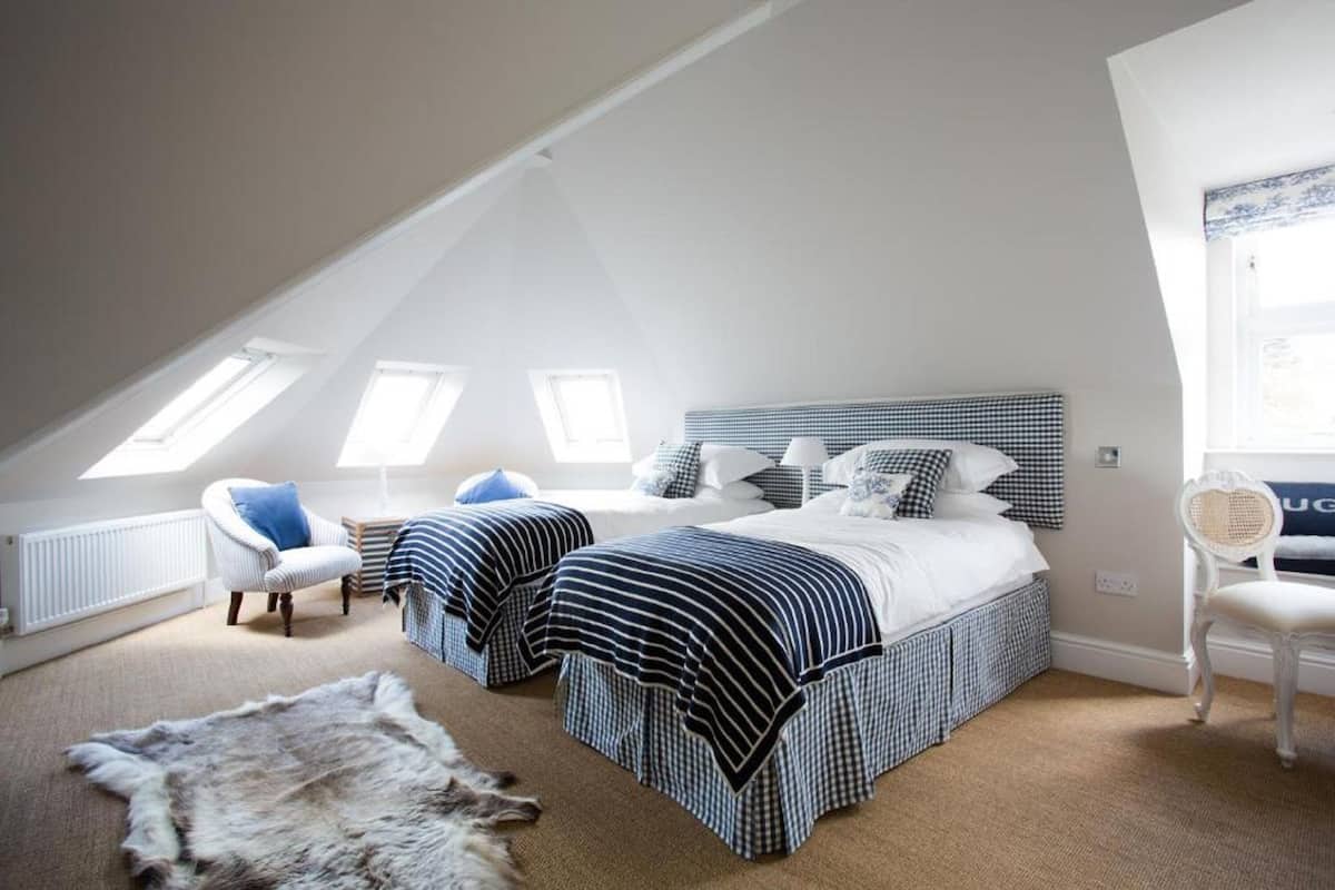 Tomannsrom – executive | Sengetøy av topp kvalitet, skrivebord og strykejern/-brett