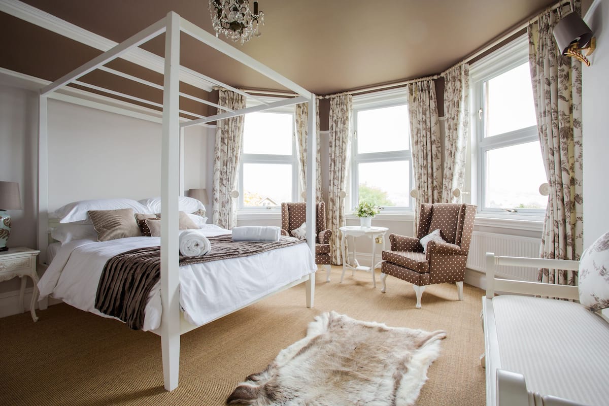 Deluxe City Four Poster