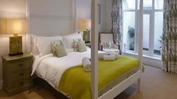  Deluxe Four Poster Room | Premium bedding, individually decorated, individually furnished, desk