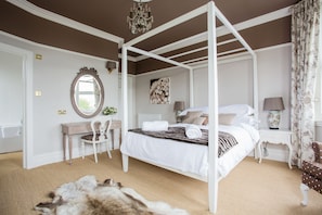   Deluxe City Four Poster | Premium bedding, individually decorated, individually furnished, desk - Grays Boutique B&B (Bath)