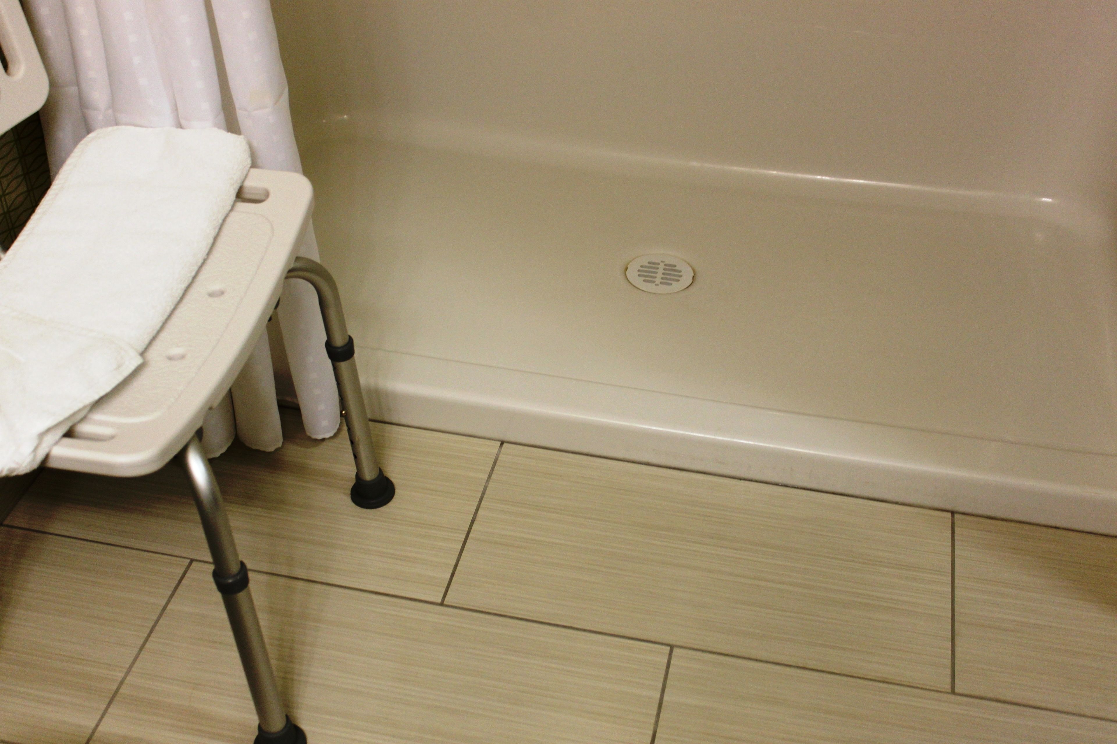 standard room, 1 queen bed, accessible (communications, roll-in shower) | bathroom | combined shower/bathtub, free toiletries, hair dryer, towels