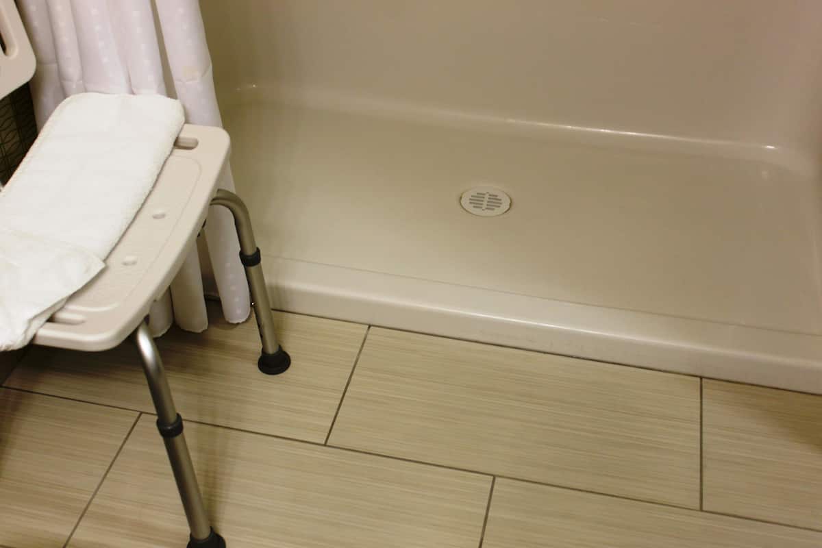 standard room, 1 queen bed, accessible (communications, roll-in shower) | bathroom | combined shower/bathtub, free toiletries, hair dryer, towels