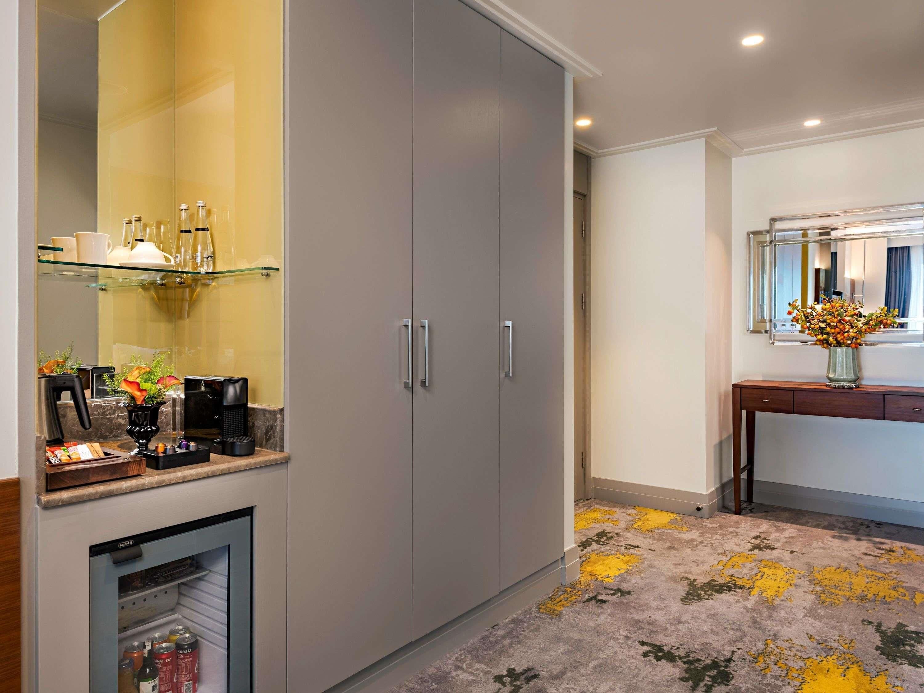 Ropa de cama de alta calidad, camas Select Comfort y minibar 