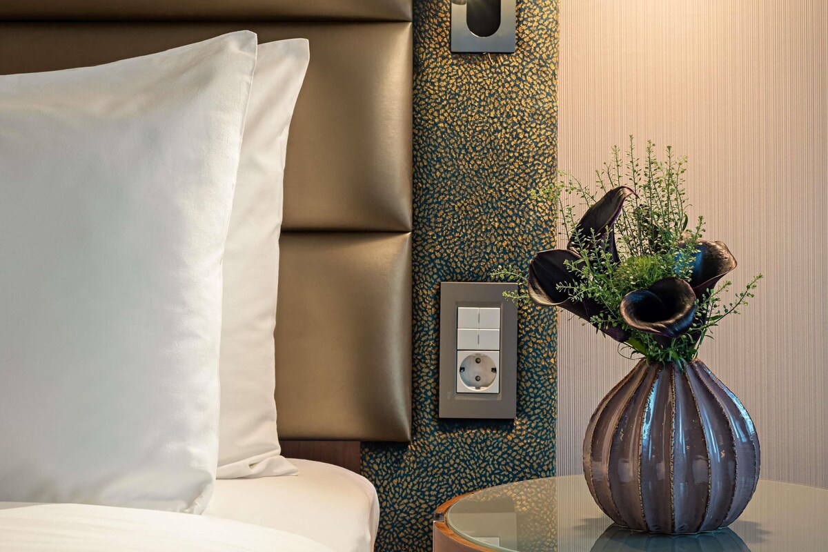 Sengetøy av topp kvalitet, senger med Select Comfort-madrass og minibar