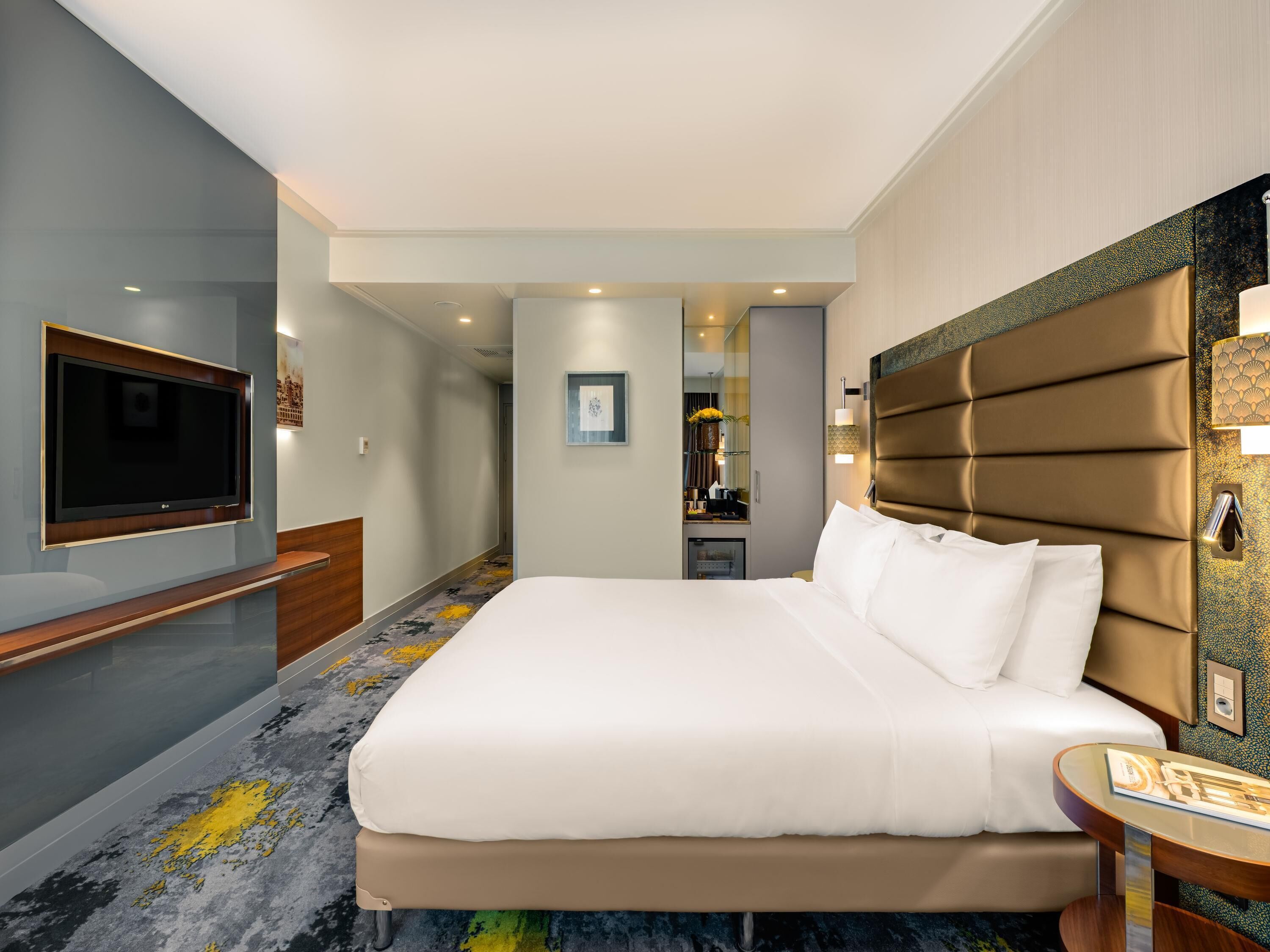 Sengetøy av topp kvalitet, senger med Select Comfort-madrass og minibar