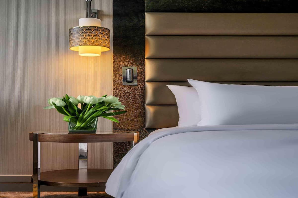 Habitación clásica, 1 cama matrimonial (Atrium View) | Ropa de cama de alta calidad, camas Select Comfort y minibar