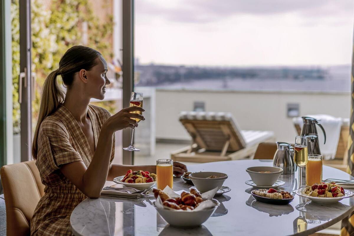 Een ontbijttafel met etenswaren en een glas sinaasappelsap.