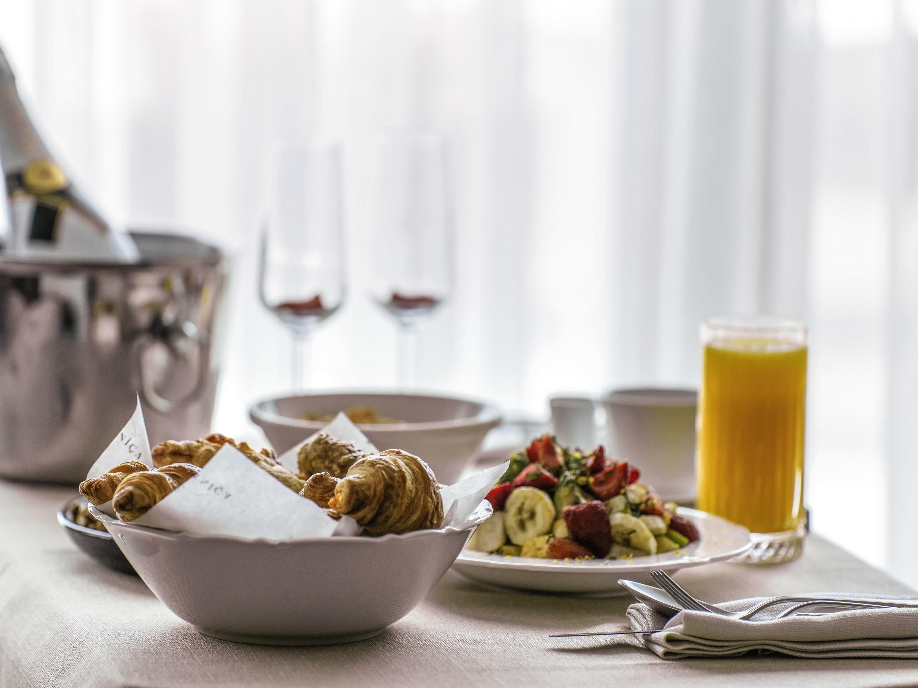 Sengetøy av topp kvalitet, senger med Select Comfort-madrass og minibar