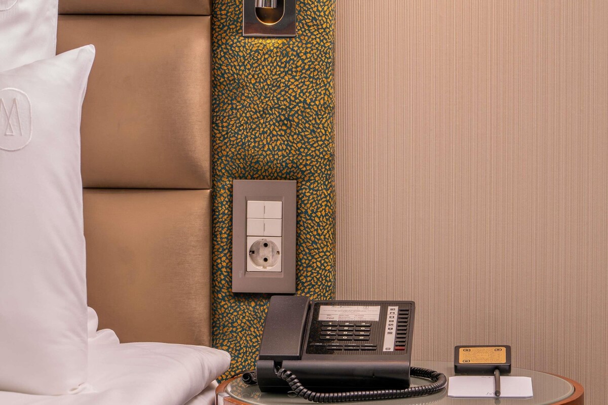 Sengetøy av topp kvalitet, senger med Select Comfort-madrass og minibar