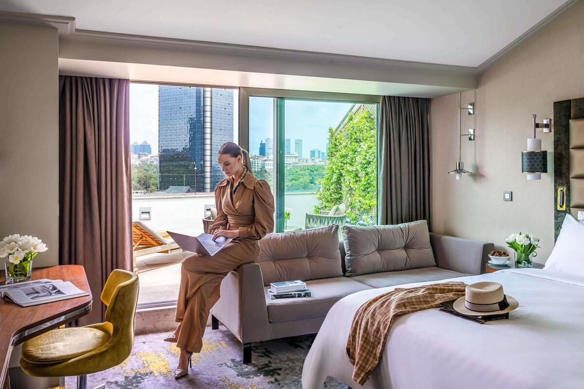 Suite – junior, 1 dobbeltseng, terrasse | Sengetøy av topp kvalitet, senger med Select Comfort-madrass og minibar