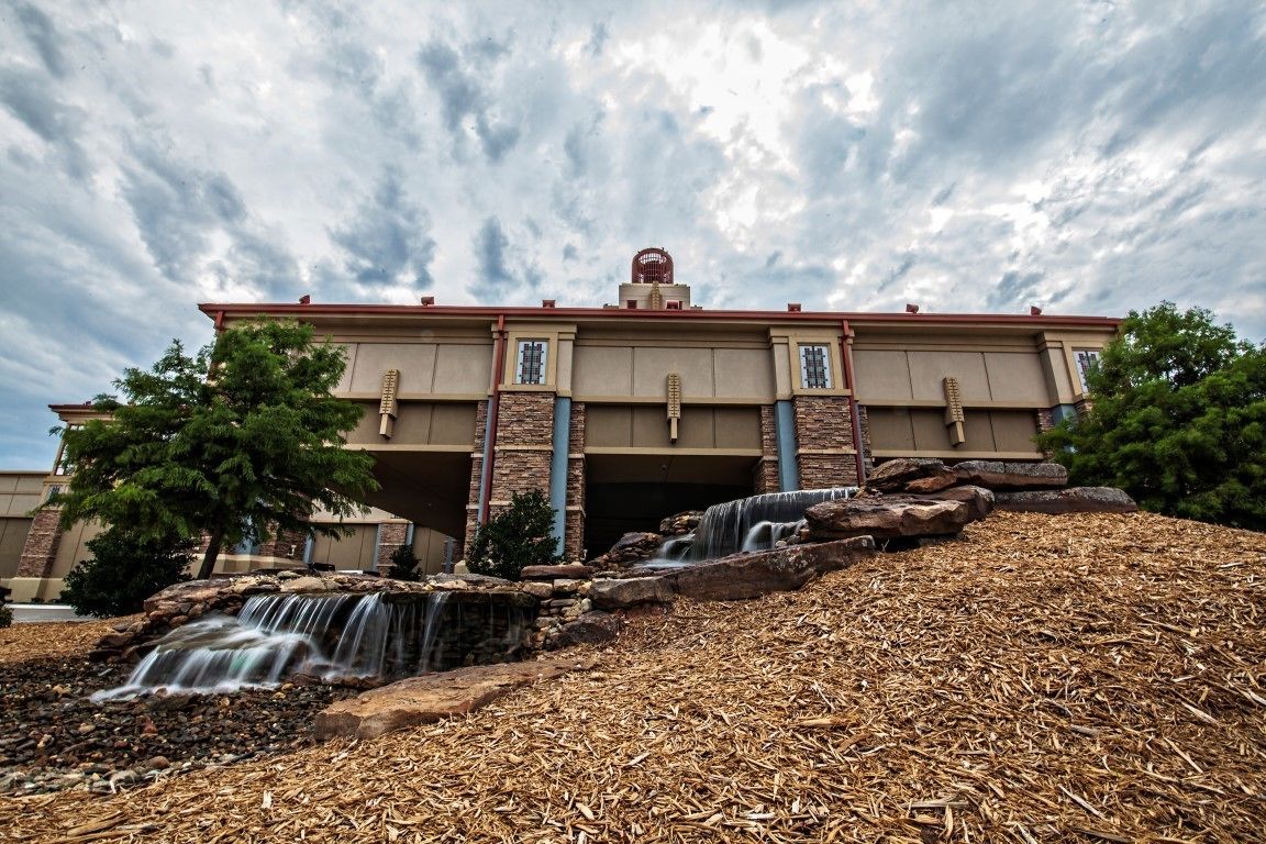 Un edificio con una cascada al frente.
