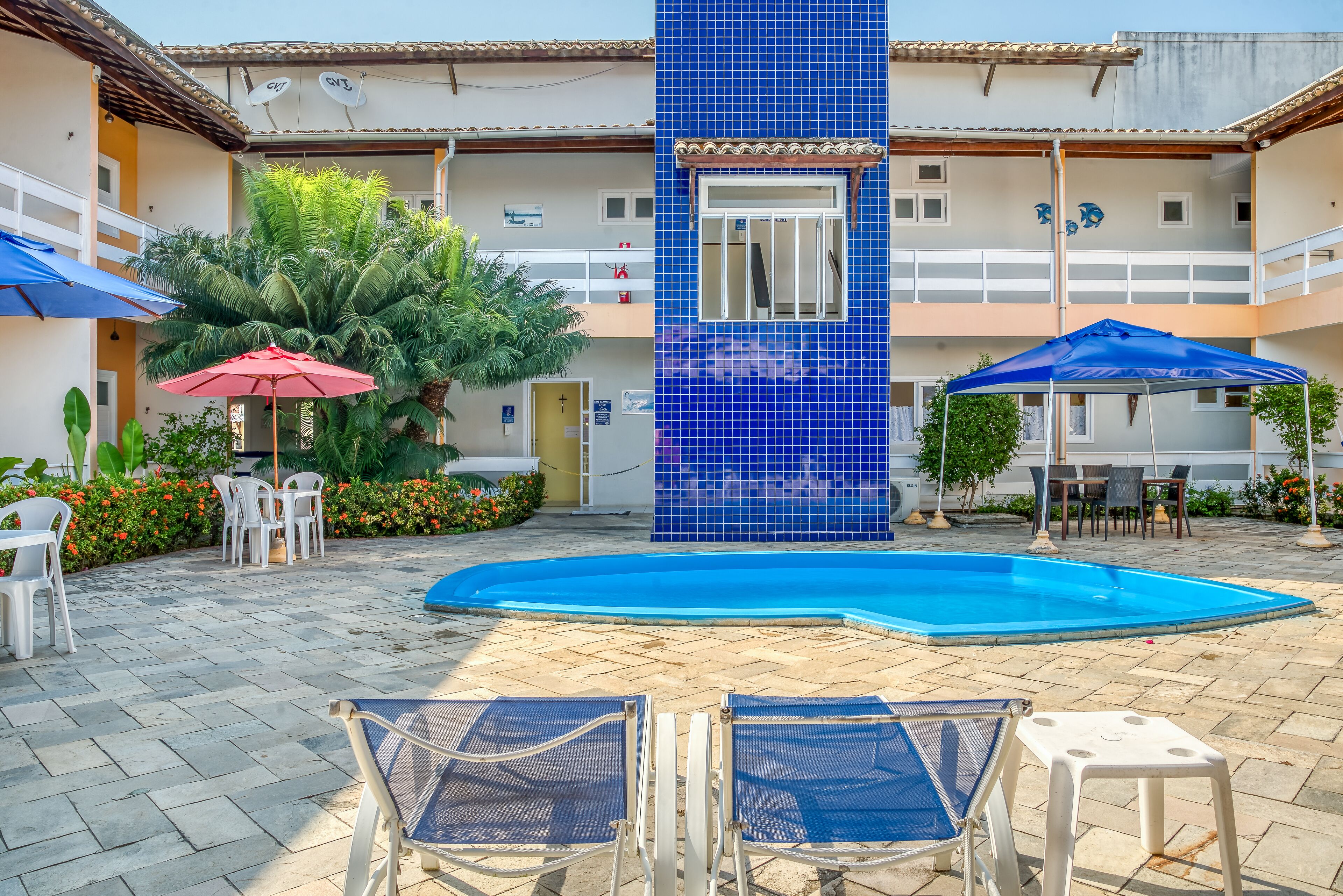 Piscina externa, guarda-sóis, espreguiçadeiras