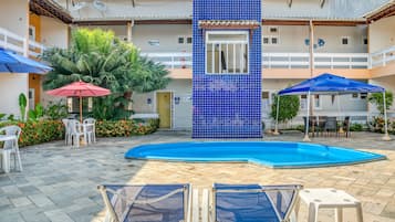 Piscina externa, guarda-sóis, espreguiçadeiras
