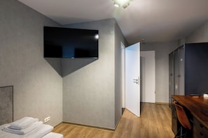 Hostel Twin Room | Literie de qualité, lit avec matelas à plateau-coussin, bureau