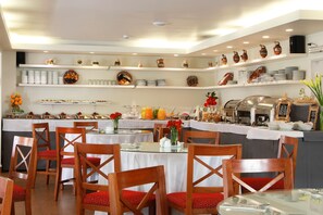 Café da manhã, almoço e jantar