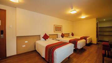 Habitación de hotel con tres camas, suelo de madera y una obra de arte colgada en la pared.