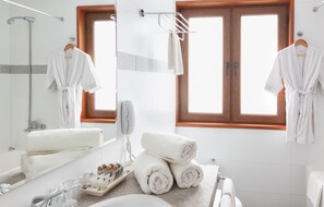 Family Room | Bathroom | Designer toiletries, hair dryer, towels, soap - San Agustin Plaza (Cusco)