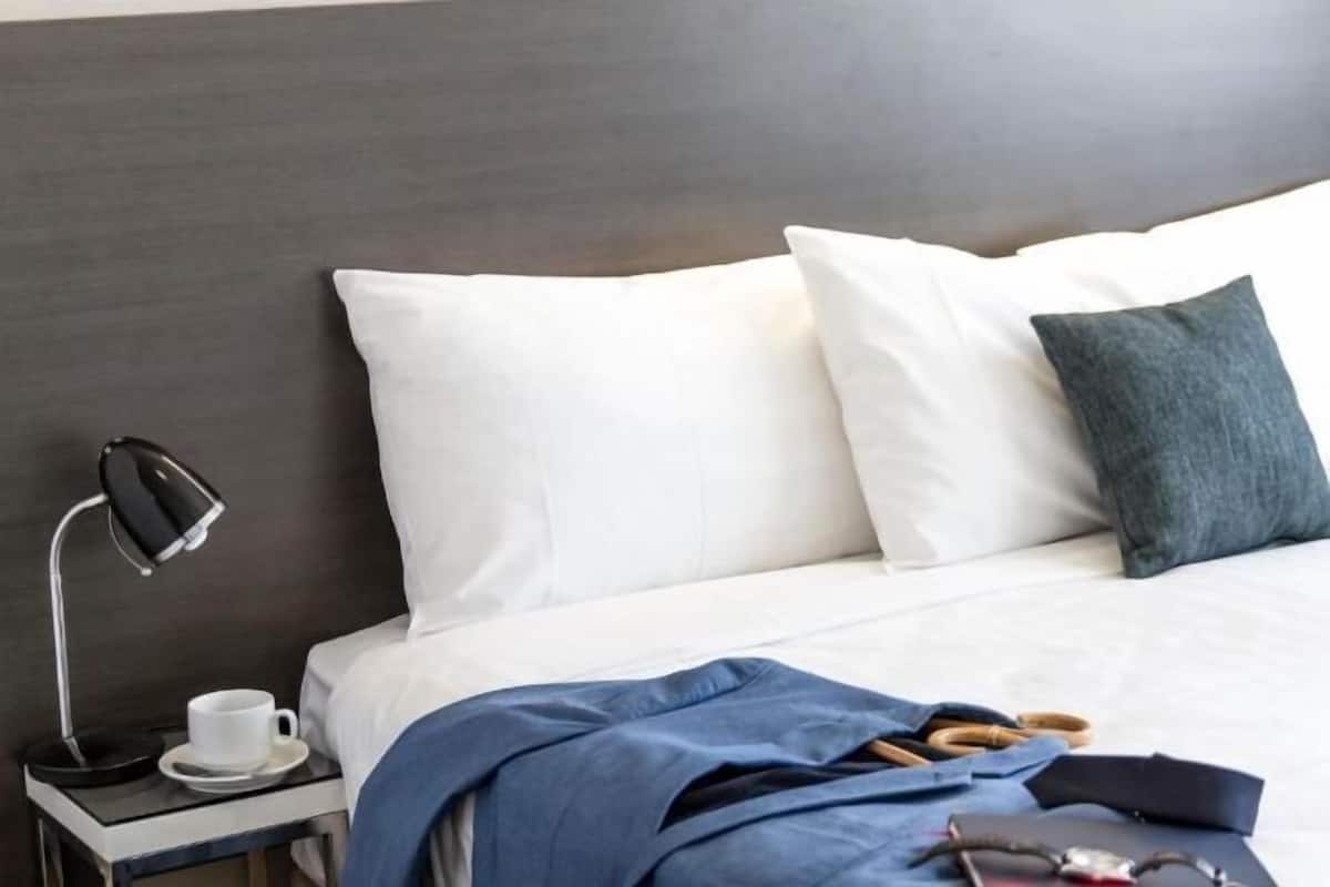 1 bedroom, premium bedding, desk, laptop workspace
